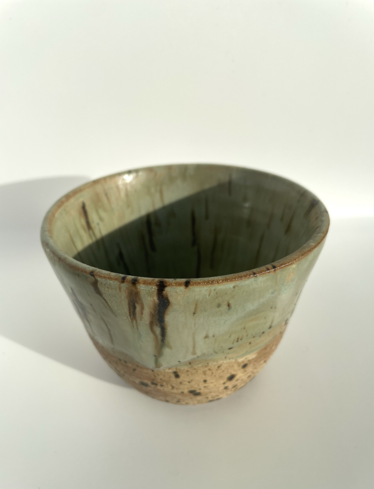 Bol en céramique artisanale “Savana” Apportez une touche d’élégance organique à votre intérieur avec le bol Savana, une création artisanale unique. Fait main avec soin, ce bol associe une base brute texturée à un émail vert naturel qui évoque la richesse des paysages sauvages. Les détails subtils et les nuances terreuses lui confèrent un charme authentique, parfait pour les amateurs d’artisanat et de design. #bol en céramique artisanale #poterie fait main #bol émaillé unique #décoration naturelle #bol en céramique vert #poterie Savana #artisanat authentique