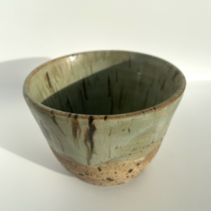 Bol en céramique artisanale “Savana” Apportez une touche d’élégance organique à votre intérieur avec le bol Savana, une création artisanale unique. Fait main avec soin, ce bol associe une base brute texturée à un émail vert naturel qui évoque la richesse des paysages sauvages. Les détails subtils et les nuances terreuses lui confèrent un charme authentique, parfait pour les amateurs d’artisanat et de design. #bol en céramique artisanale #poterie fait main #bol émaillé unique #décoration naturelle #bol en céramique vert #poterie Savana #artisanat authentique