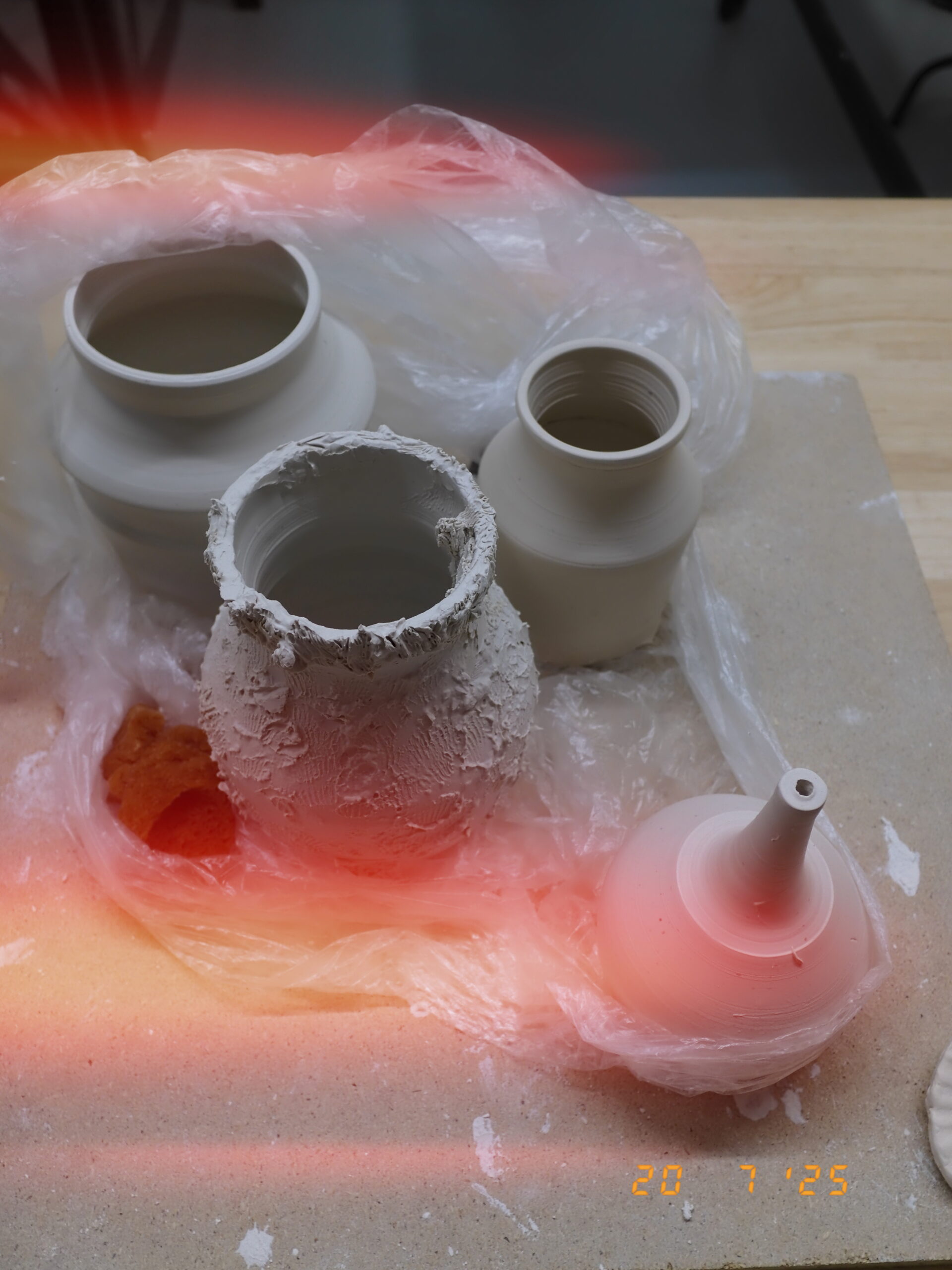 Vases en cours de séchage – céramique artisanale en porcelaine