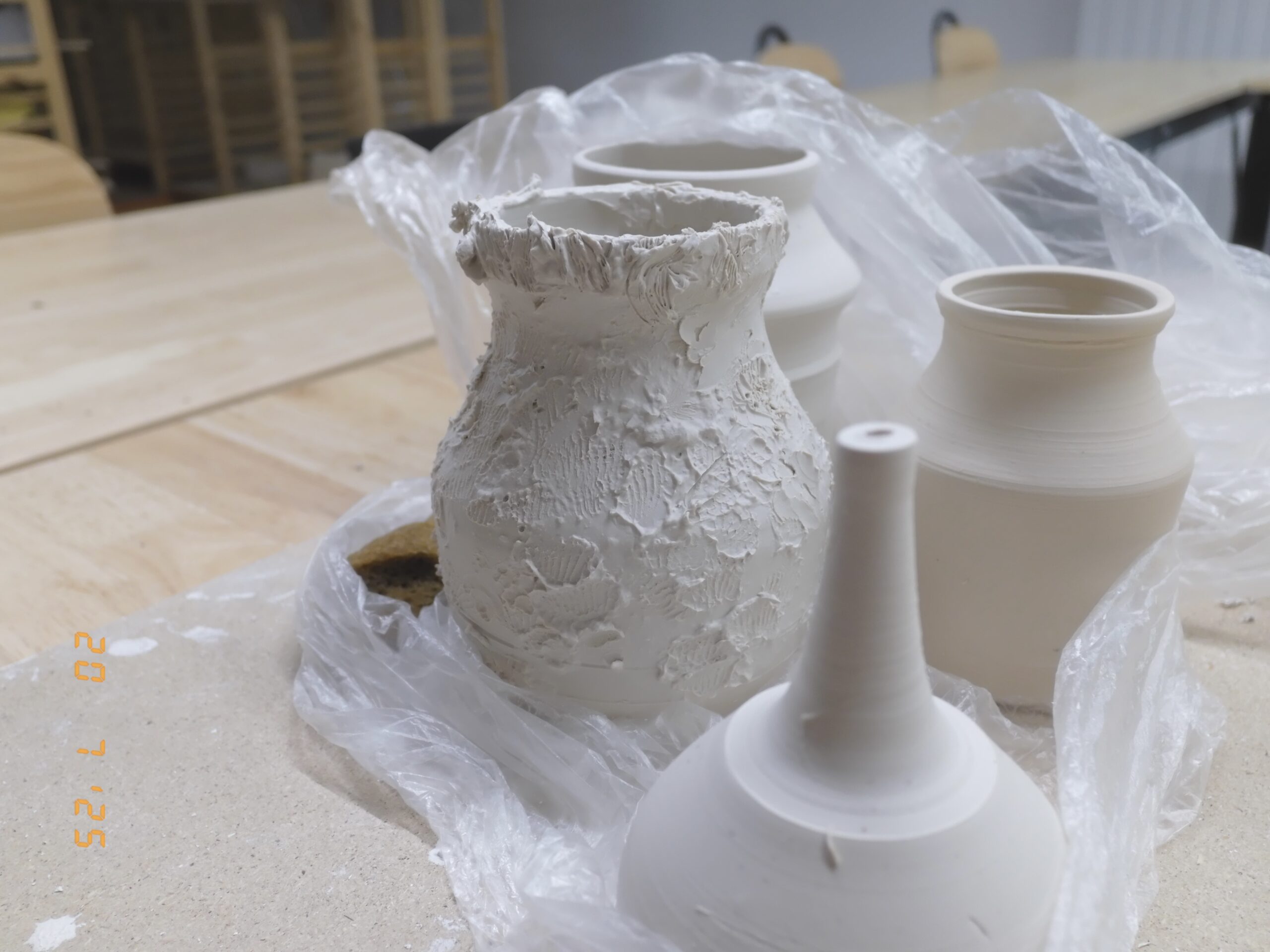 Décor en relief sur vase – technique de texture céramique