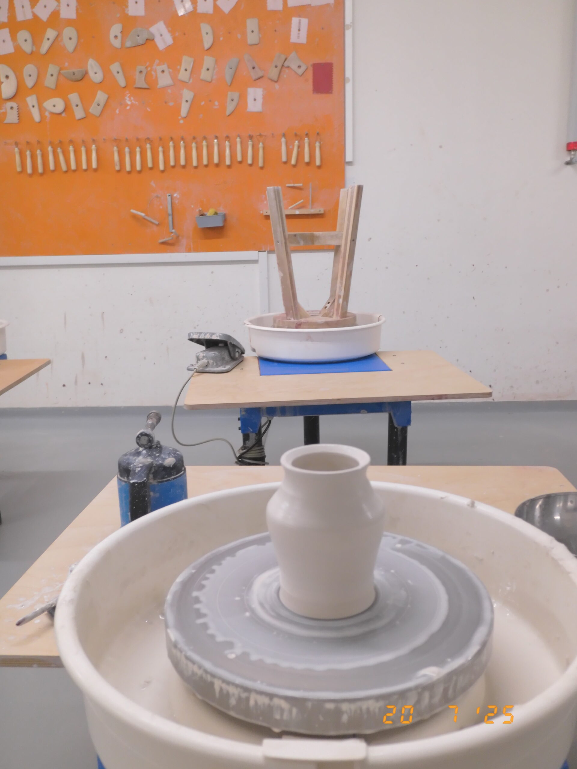 Vase tourné sur le tour de potier – processus de création en céramique