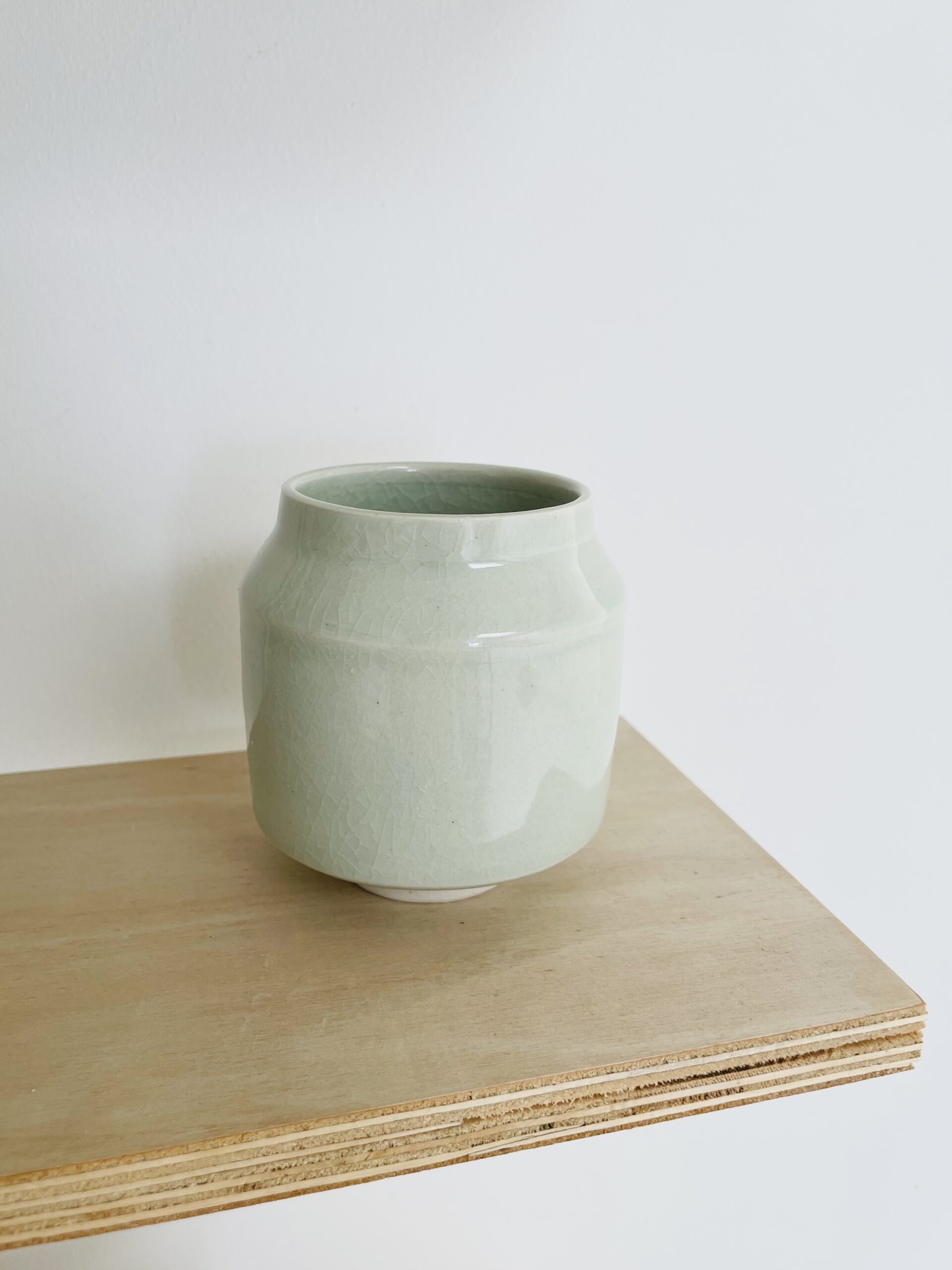 Vase en porcelaine fait main vert céladon – céramique artisanale Terre Artistique.