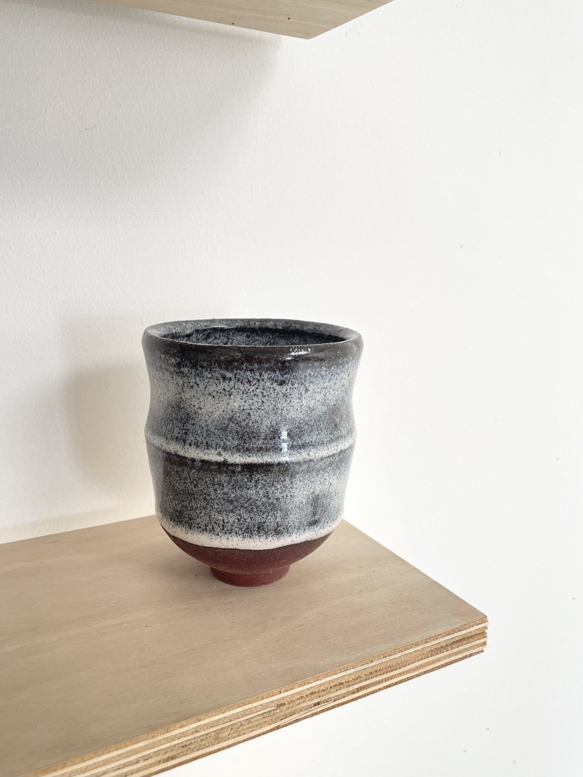 Coupe en grès fait main émaillé gris et rouge – céramique artisanale Terre Artistique